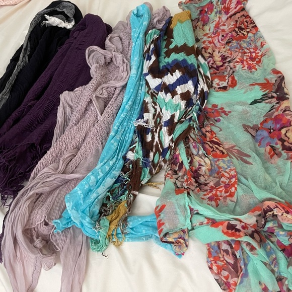 6-Multi colored scarves - Picture 3 of 7